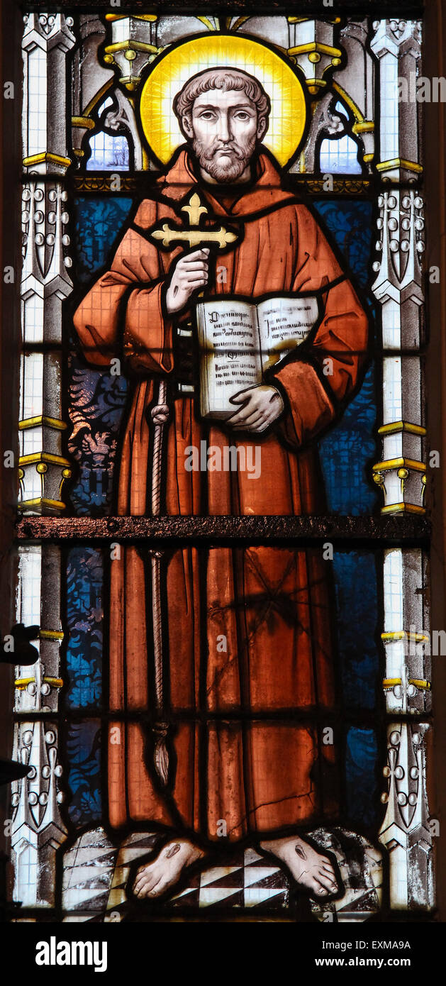Glasmalerei-Fenster Darstellung des Heiligen Franziskus von Assisi in der Kirche Stabroek, Belgien. Stockfoto