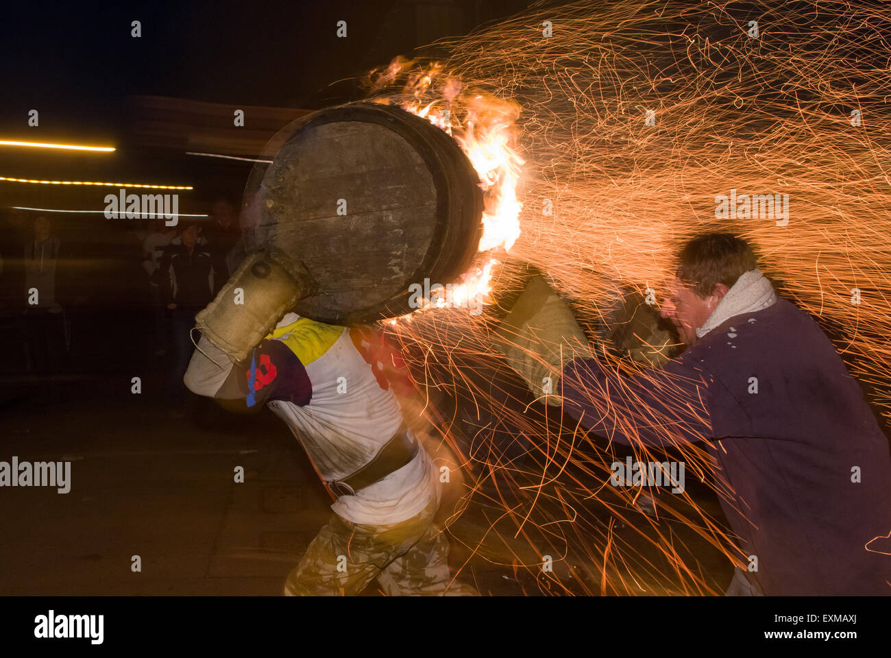Brennenden Fass eine Dusche der Funken während Yonder Straße anlässlich Bonfire Night, 5 November, bei den Festspielen Tar Barrel schon St Mary, Devon, England versenden. Stockfoto