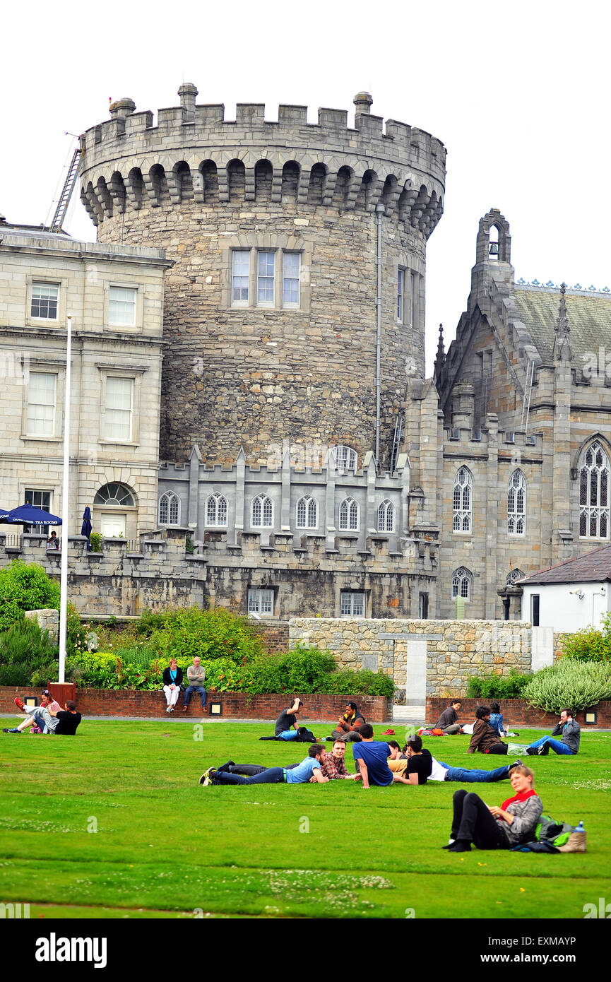 Menschen entspannen Sie sich in den Gärten von Dubh Linn von Dublin Castle in Irland. Stockfoto