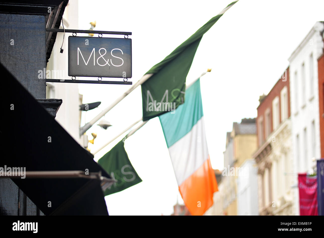 Die irische Flagge draußen ein Zweig der Marks & Spencer im Zentrum von Dublin in Irland. Stockfoto