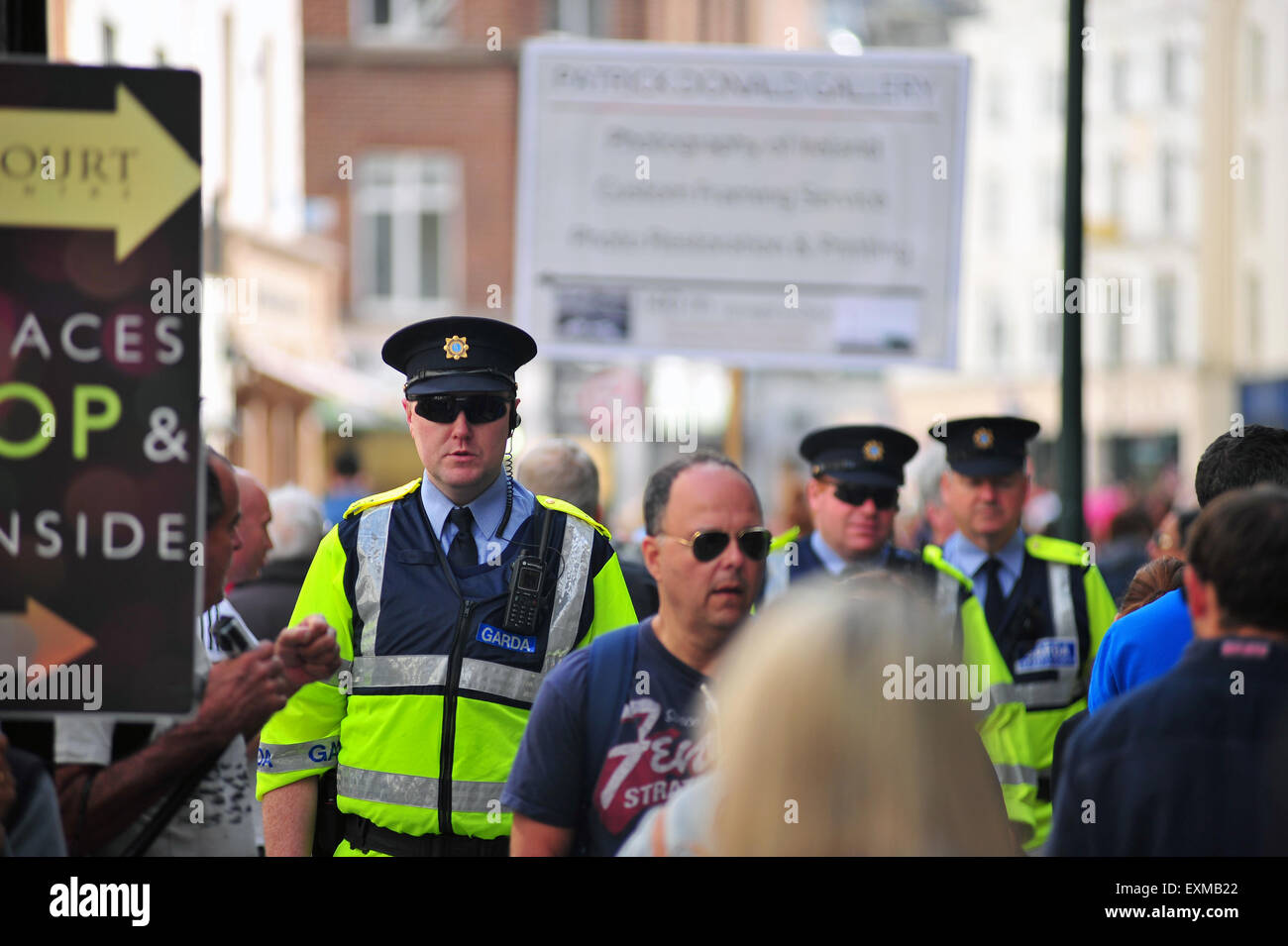 Irische Garda Polizisten patrouillieren auf einer Straße im Zentrum von Dublin in Irland. Stockfoto