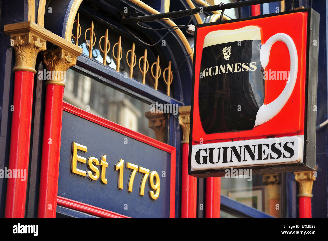 Ein Guinness-Zeichen vor einem Pub in Temple Bar Gegend von Dublin in Irland. Stockfoto