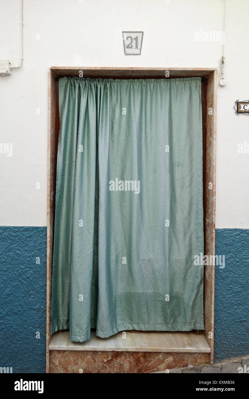 Spanische Tor mit Vorhang das Haus kühl zu halten und fliegt, typisch spanisches Dorf, Almunecar, Spanien. Stockfoto