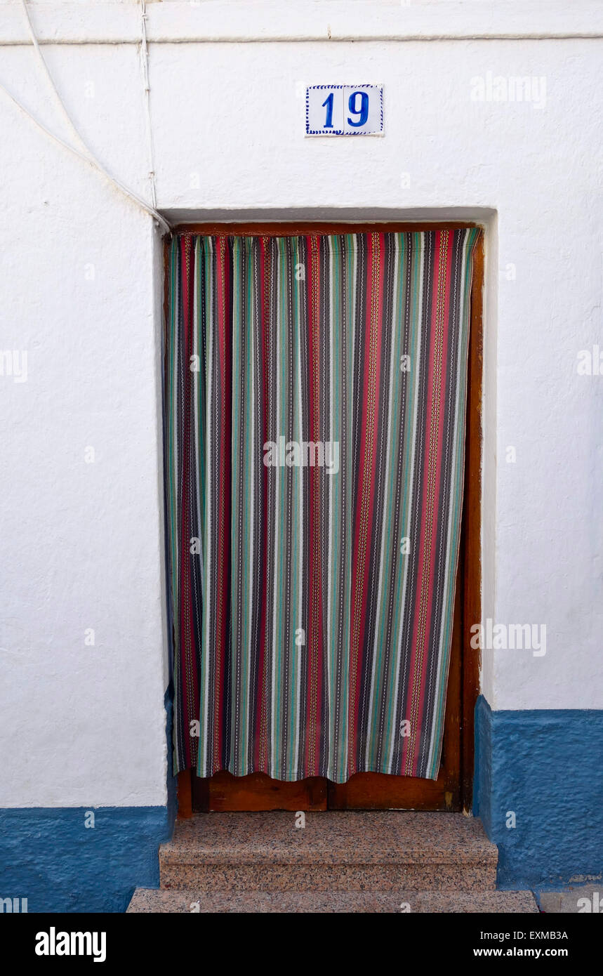 Spanische Tor mit Vorhang das Haus kühl zu halten und fliegt, typisch spanisches Dorf, Almunecar, Spanien. Stockfoto