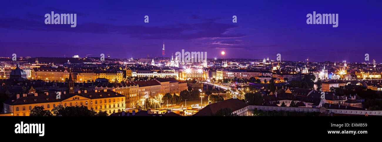 Nacht, panoramische Aussicht auf die Stadt Prag. Stockfoto