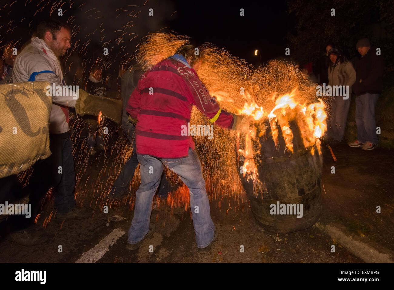 Brennenden Fass aussenden einer Dusche der Funken auf Yonder Straße, Bonfire Night, 5 November, bei den Festspielen Tar Barrel markieren, schon St Mary, Devon, England Stockfoto