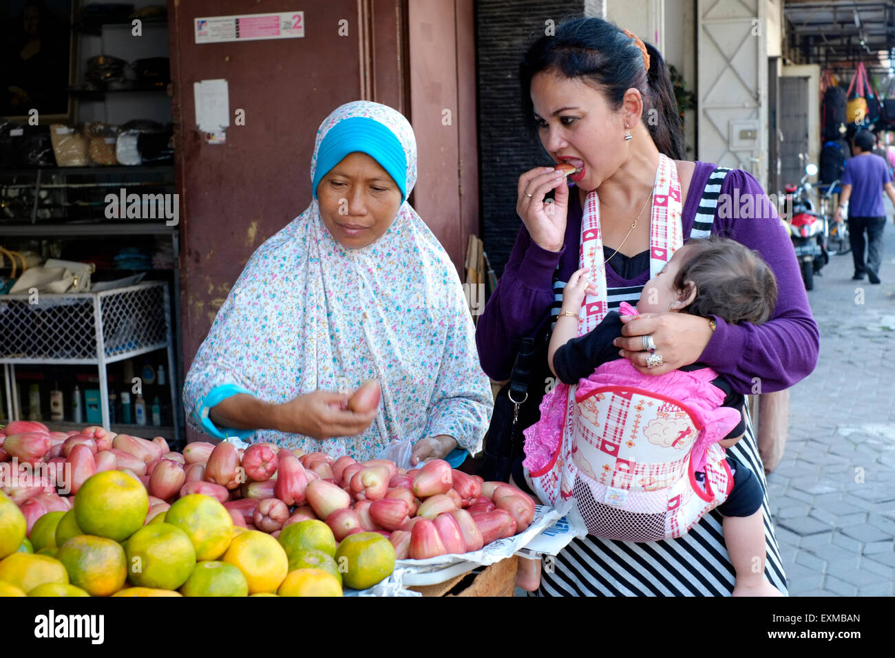 kaufen frische Jambu Frucht von einem Anbieter Stall in Solo weiblich Java Indonesien Stockfoto