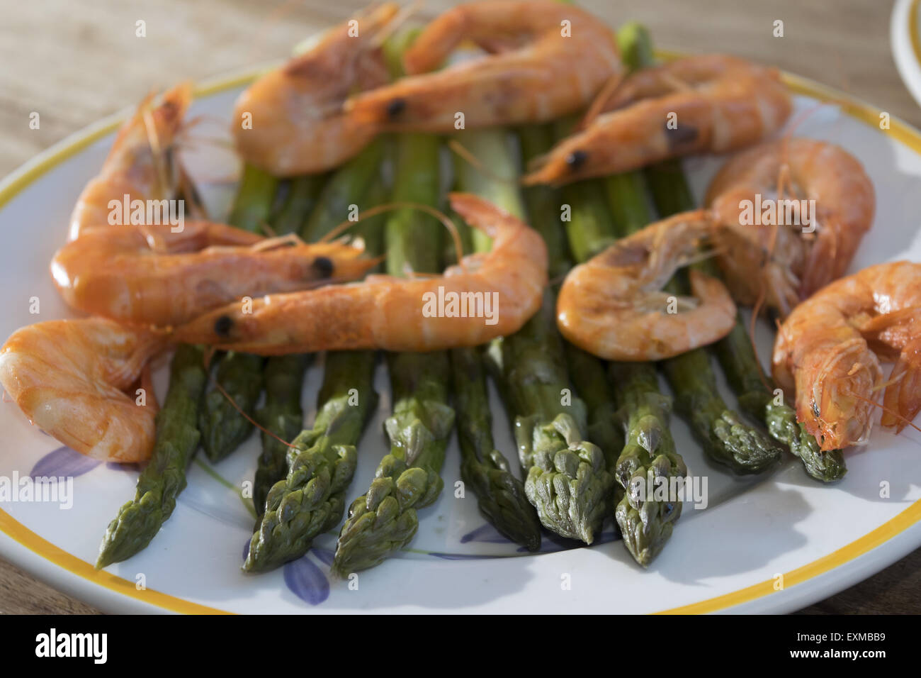 kalte Salat mit Spargel und Garnelen Stockfoto