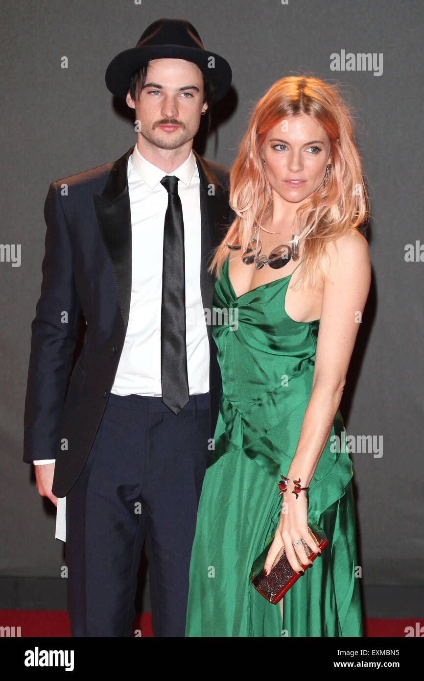 Sienna Miller und Tom Sturridge Ankunft für den 2013 British Fashion Awards, The London Coliseum, London. 12.02.2013 Stockfoto