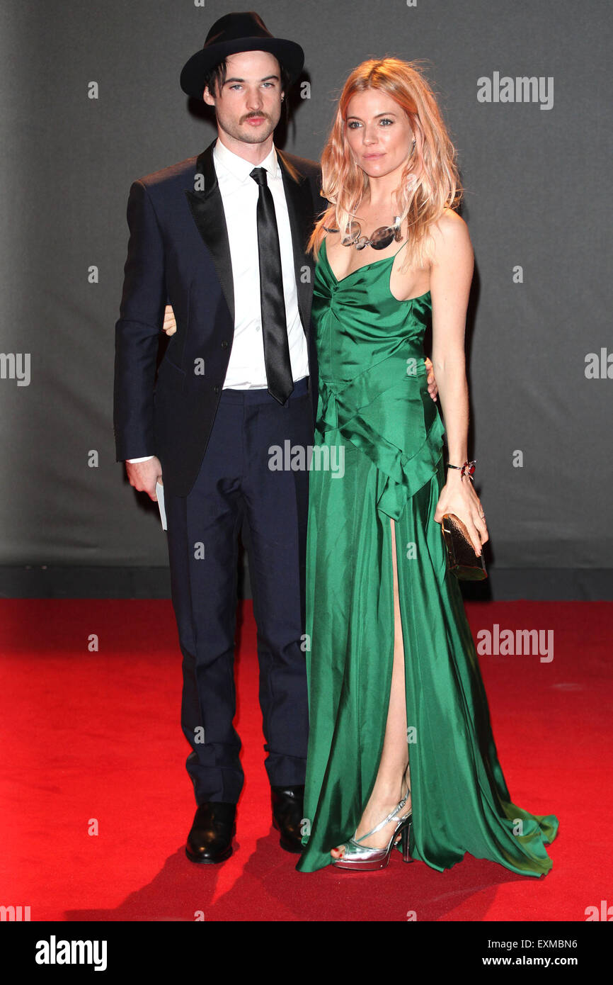 Sienna Miller und Tom Sturridge Ankunft für den 2013 British Fashion Awards, The London Coliseum, London. 12.02.2013 Stockfoto