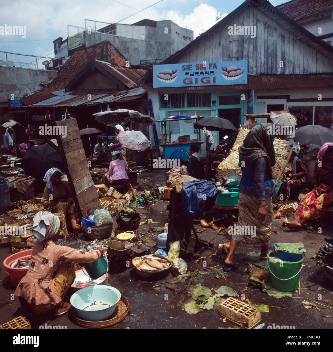 Markttag in Surabaya Auf Java, Indonesien 1980er Jahre. Markttag in Surabaya auf der Insel Java, Indonesien der 1980er Jahre. Stockfoto