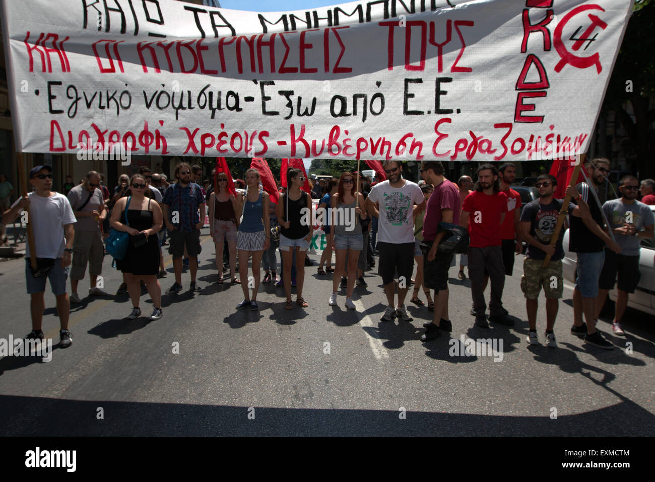 Thessaloniki, Griechenland, 15. Juli 2015. Demonstranten marschieren in Thessaloniki, Nordgriechenland, gegen die neuen Sparmaßnahmen, die das Parlament heute Abend abstimmen werden. Die wichtigsten öffentlichen Sektor Union ADEDY hat auch einen 24-Stunden-Streik heute genannt, um zu fordern, dass MP ist diese dritte Rettungsaktion nicht zurück. Bildnachweis: Orhan Zolak/Alamy Live-Nachrichten Stockfoto