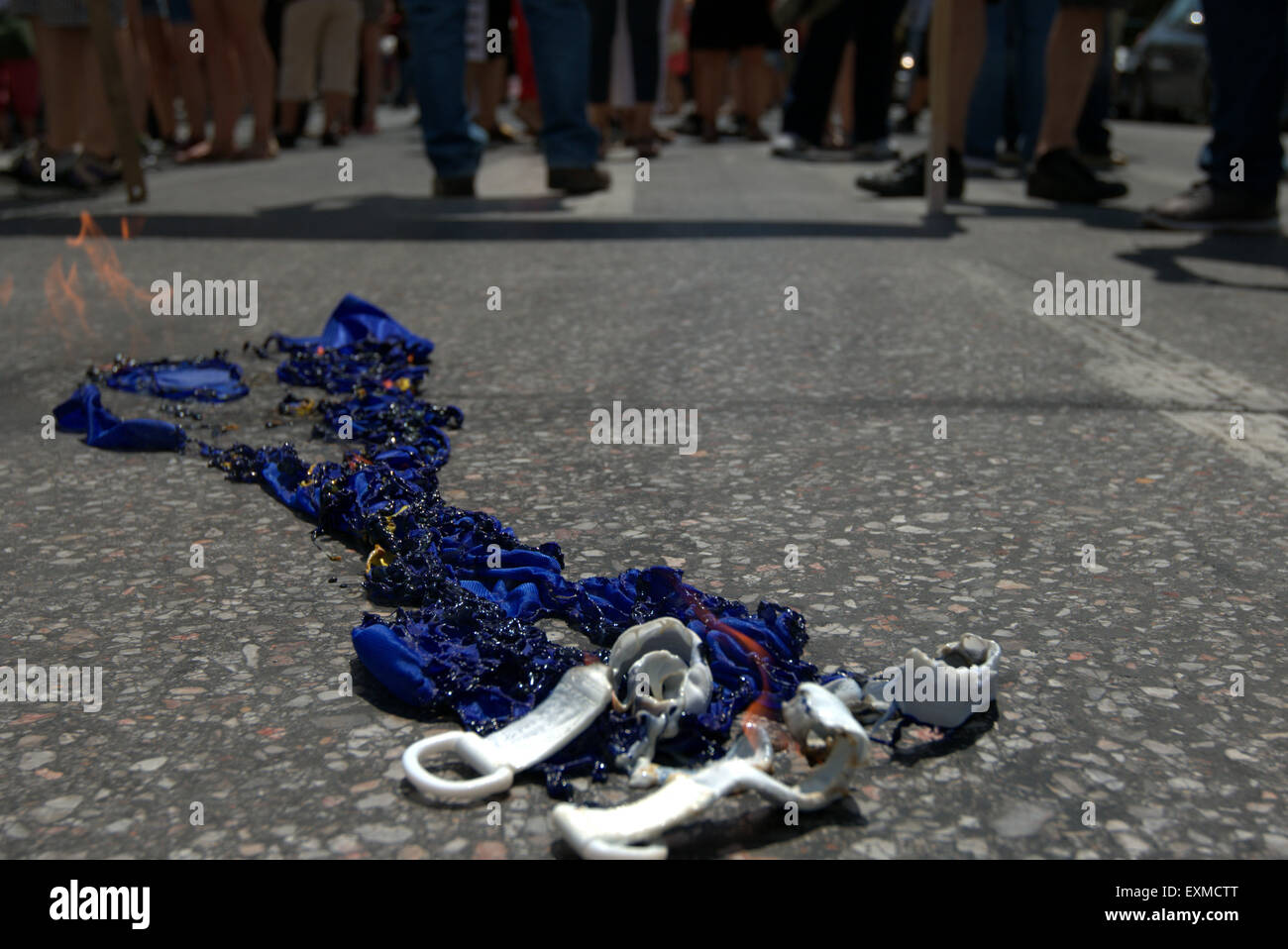 Thessaloniki, Griechenland, 15. Juli 2015. Eine brennende EU-Flagge bei einem Protest gegen Sparpolitik in Thessaloniki. Demonstranten marschieren in Thessaloniki, Nordgriechenland, gegen die neuen Sparmaßnahmen, die das Parlament heute Abend abstimmen werden. Die wichtigsten öffentlichen Sektor Union ADEDY hat auch einen 24-Stunden-Streik heute genannt, um zu fordern, dass MP ist diese dritte Rettungsaktion nicht zurück. Bildnachweis: Orhan Zolak/Alamy Live-Nachrichten Stockfoto