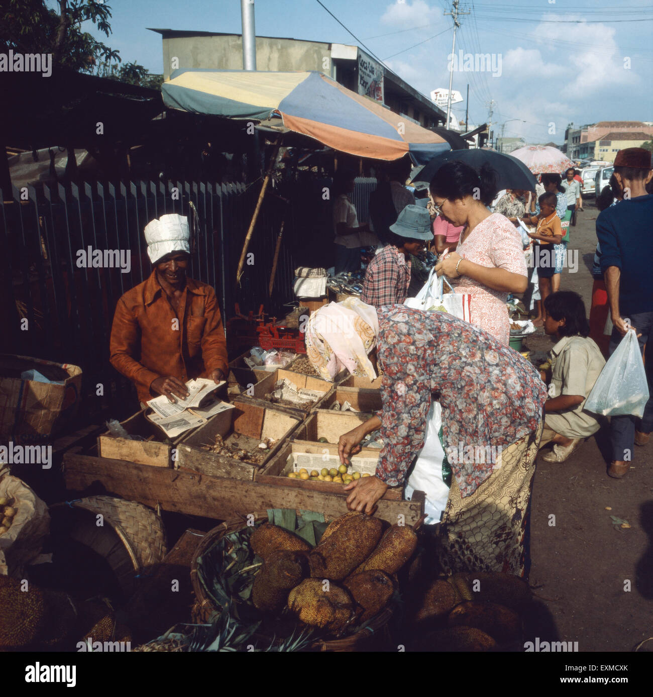 Markttag in Jakarta Auf Java, Indonesien 1980er Jahre. Markttag in Jakarta auf der Insel Java, Indonesien der 1980er Jahre. Stockfoto