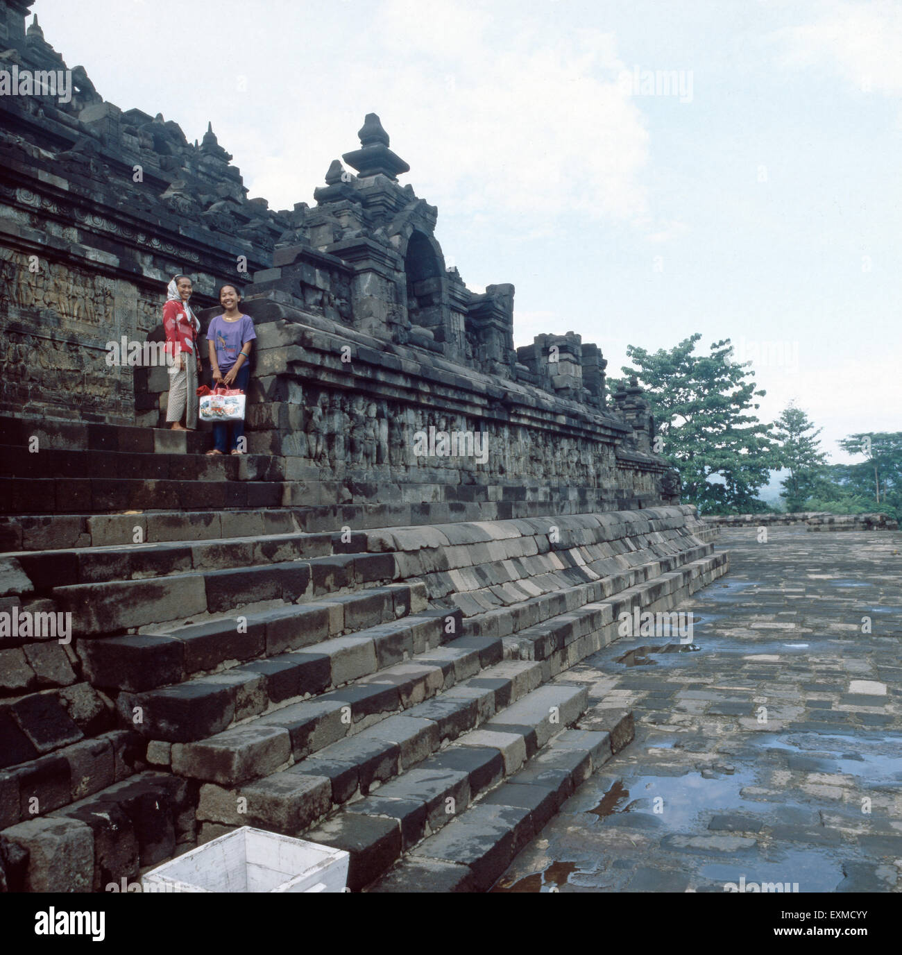 Sterben Sie Buddhistische Tempelanlage Borobudur Bei Yogyakarta Auf Java, Indonesien 1980er Jahre. Der buddhistische Tempel Borobudur Komplex nahe Yogyakarta auf der Insel Java, Indonesien der 1980er Jahre. Stockfoto