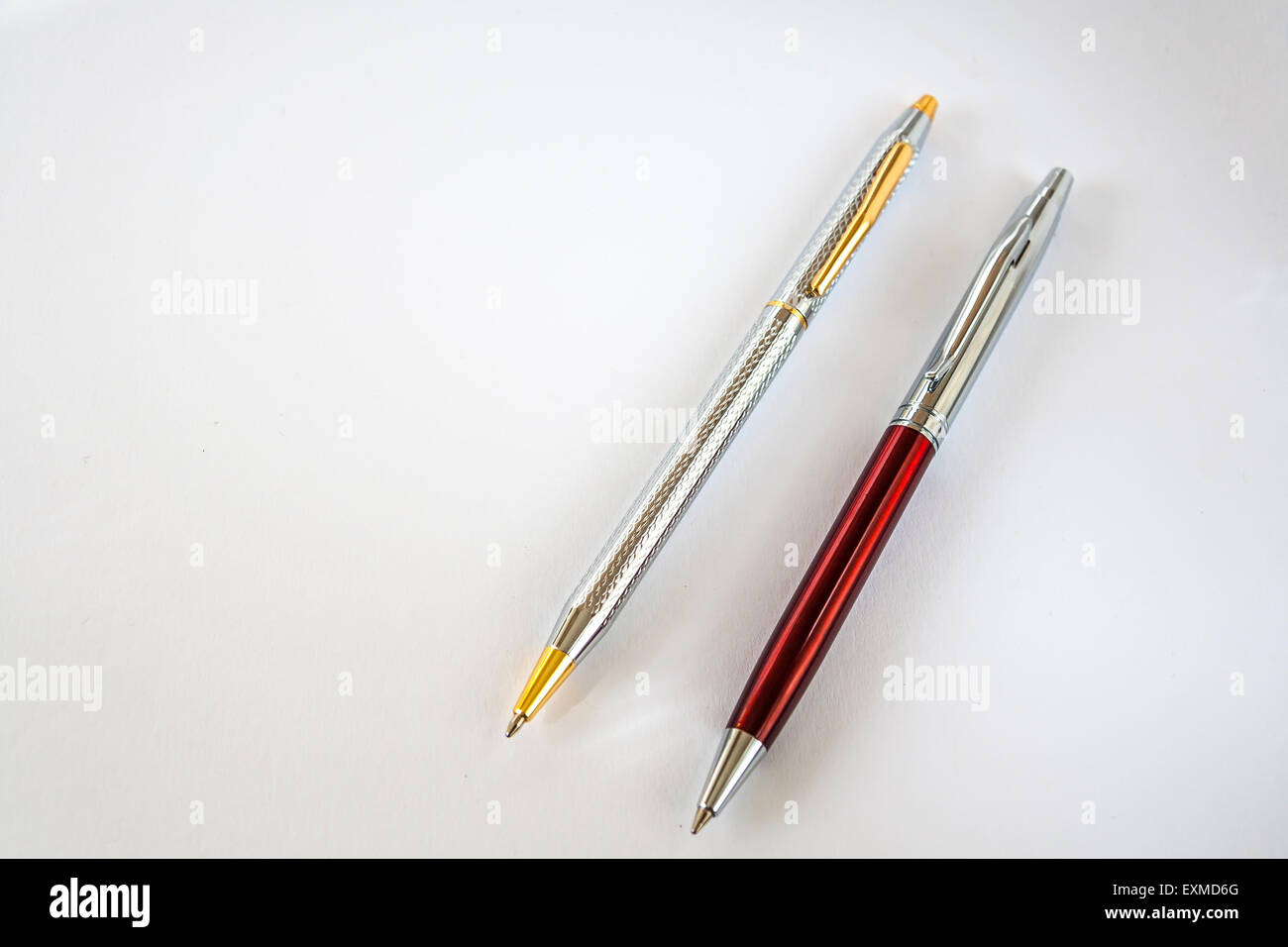Zwei Kugelschreiber auf weißem Hintergrund Stockfoto