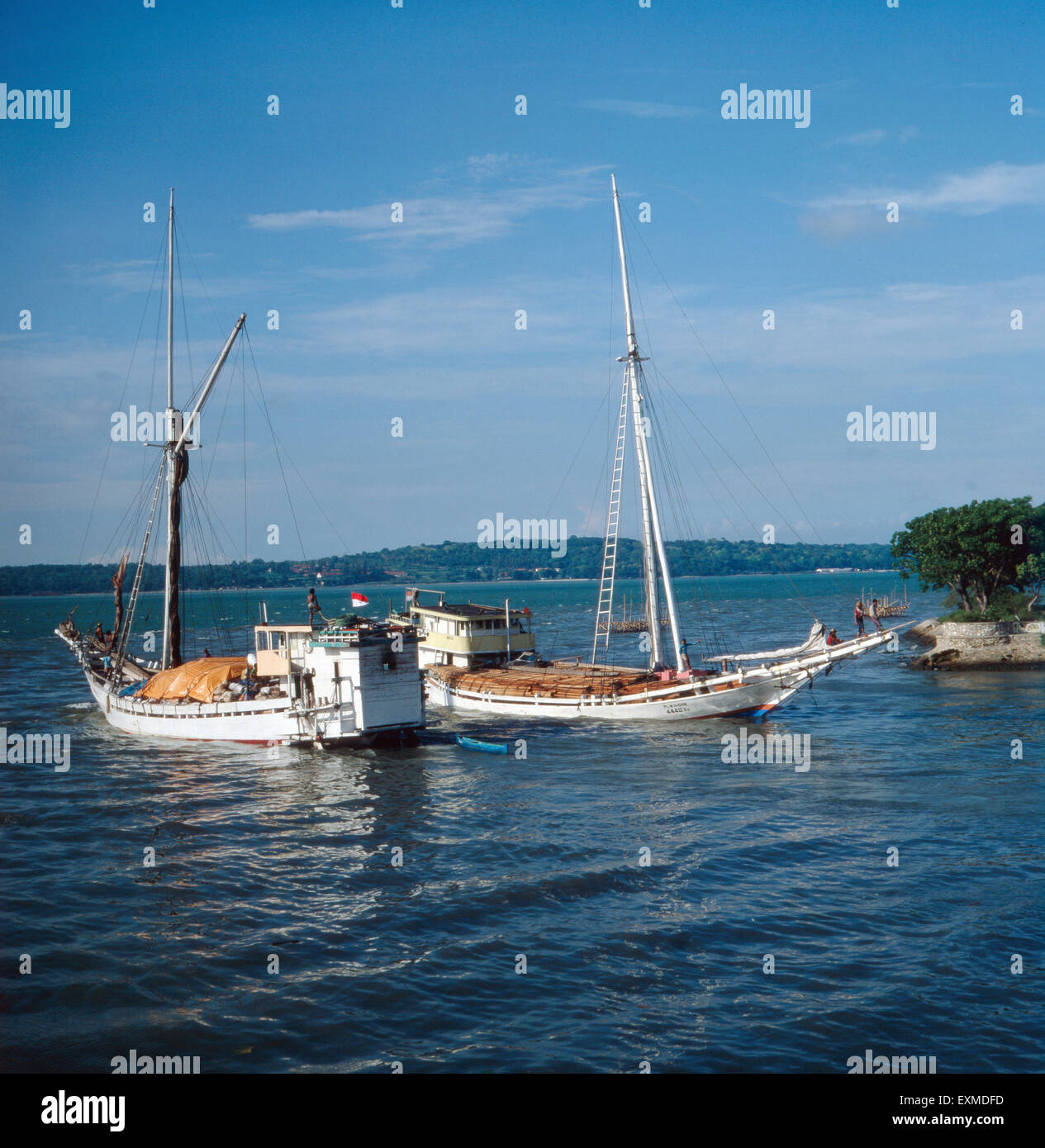 Ein Segelausflug Bei Java, Indonesien 1980er Jahre. Ein Segeltörn in der Nähe von der Insel Java, Indonesien der 1980er Jahre. Stockfoto