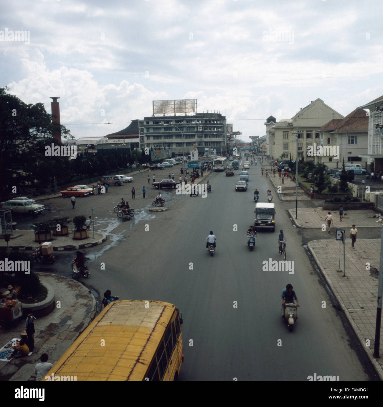 Der Straßenverkehr in Bandung Auf Java, Indonesien 1980er Jahre. Verkehr in Bandung auf der Insel Java, Indonesien der 1980er Jahre. Stockfoto