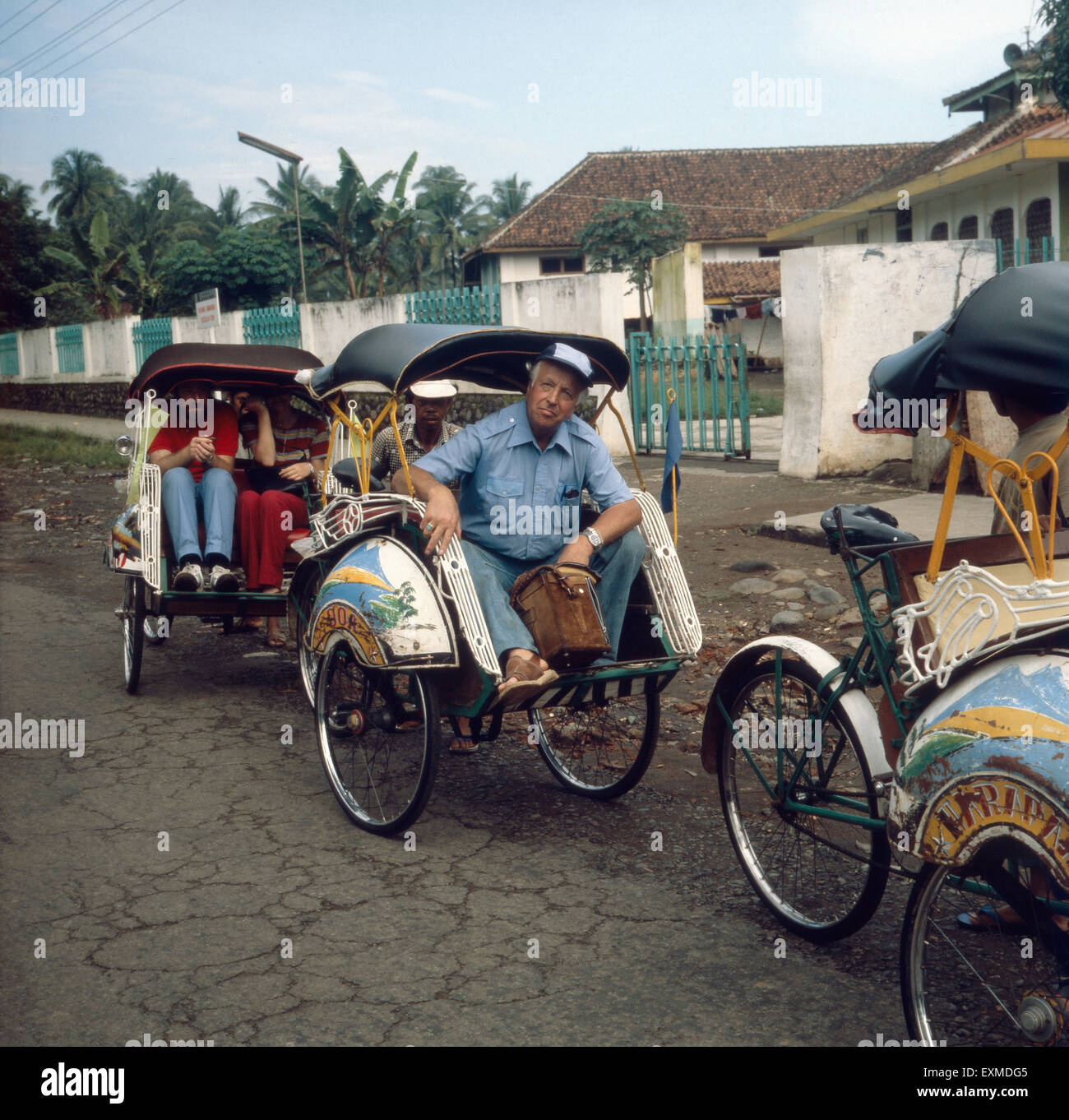 Eine Traditionelle Rikschafahrt Auf Java, Indonesien 1980er Jahre. Traditionellen Rikscha-Fahrt auf der Insel Java, Indonesien der 1980er Jahre. Stockfoto