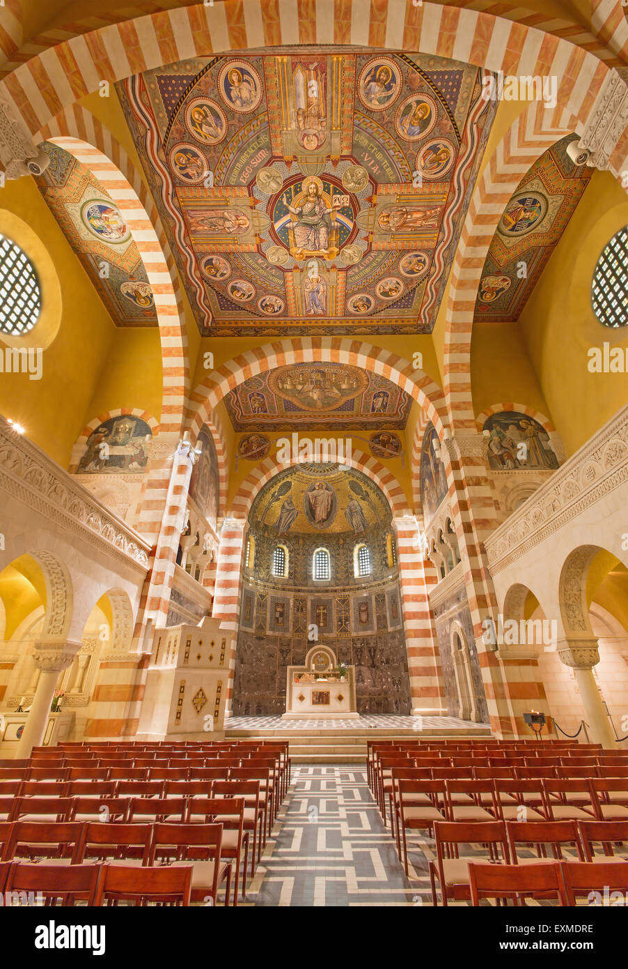 Jerusalem - das Kirchenschiff der Evangelisch-Lutherischen Kirche des Aufstiegs auf Einfassung der Oliven. Stockfoto
