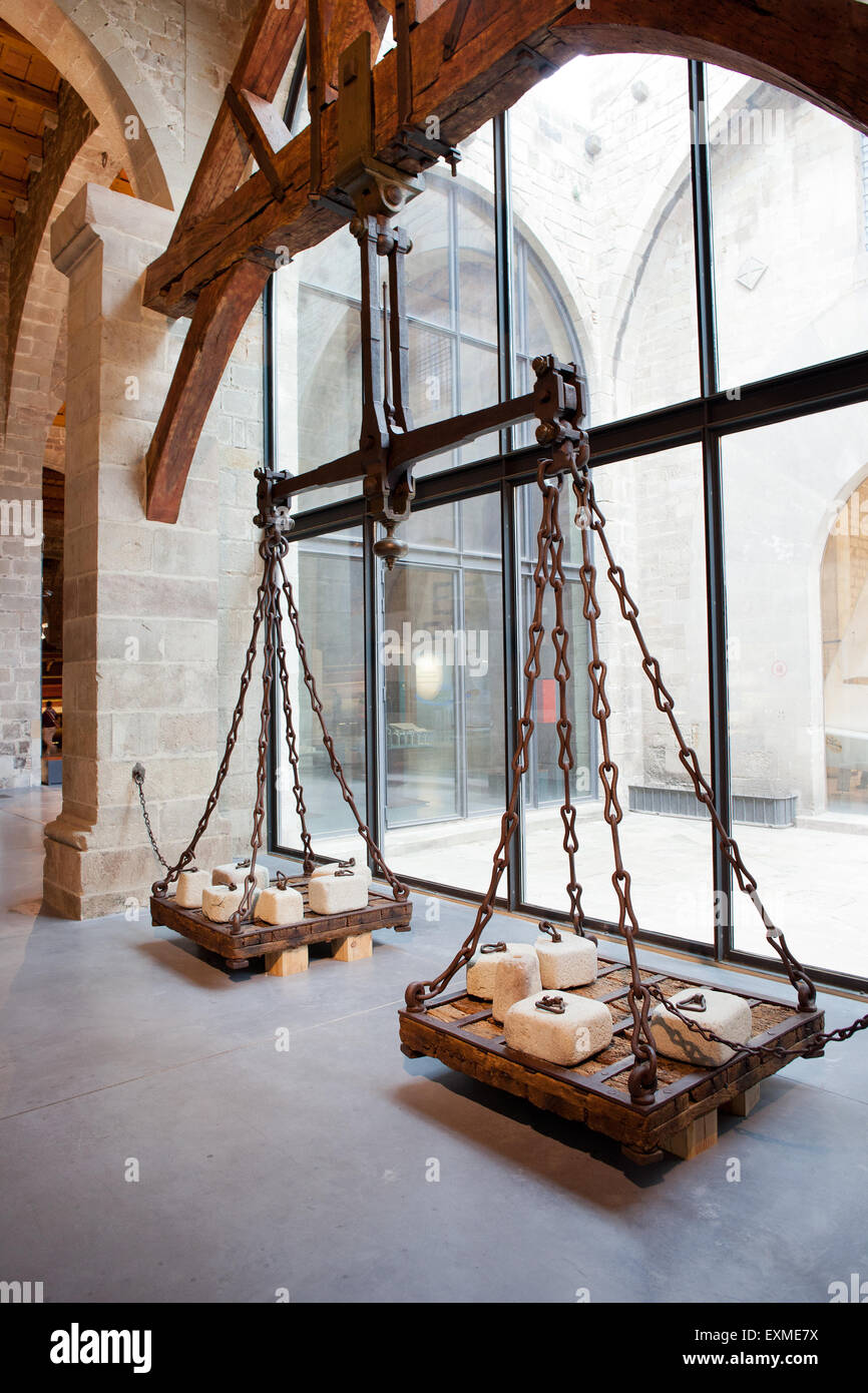 Große historische Wägen skaliert in Barcelona Maritime Museum (MMB), Katalonien, Spanien Stockfoto