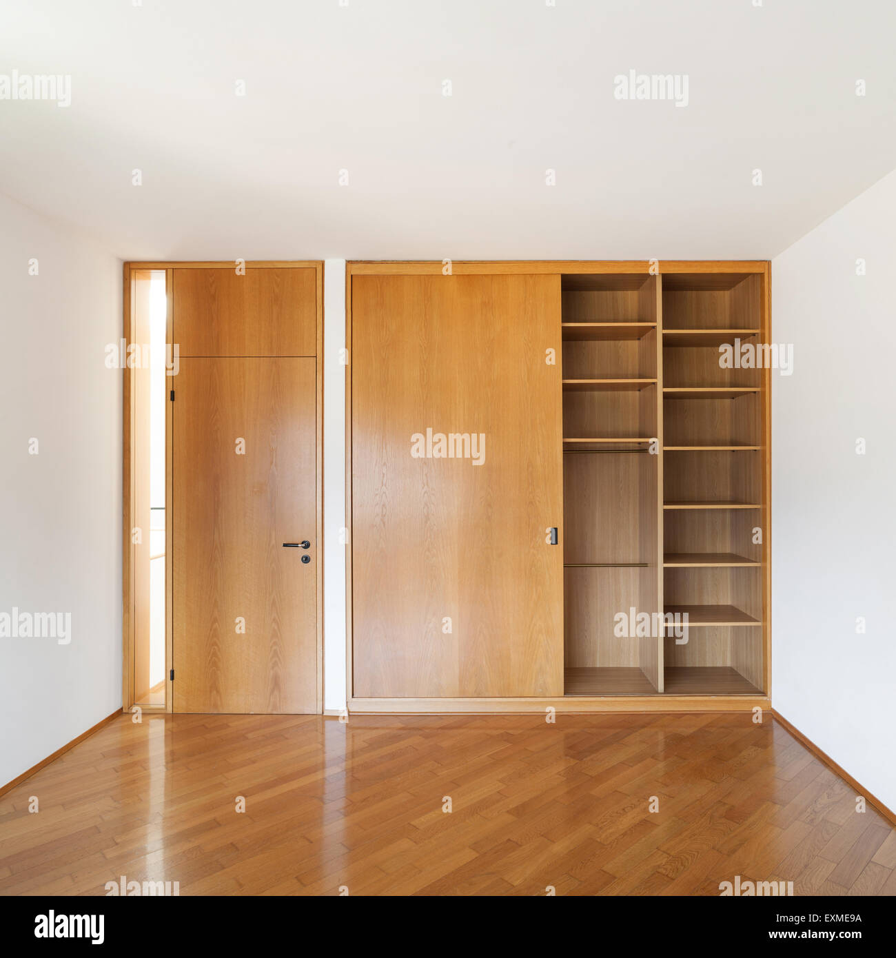 Architektur, Innenräume der leeren Wohnung, Zimmer mit Einbauschränken Stockfoto