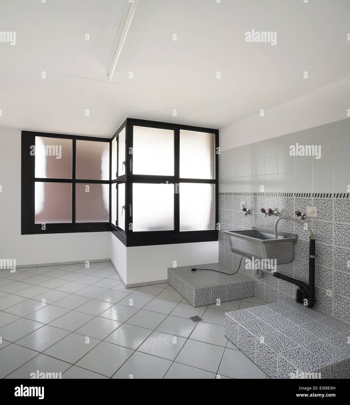 Inneren Haus, leere Wäsche, graue Fliesenboden Stockfoto