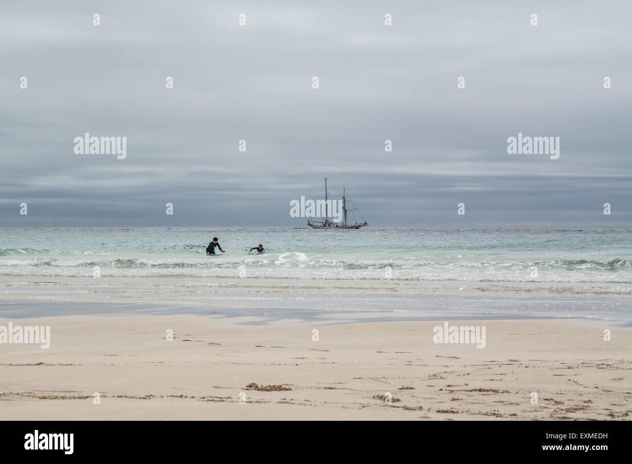 Treen, Cornwall, UK. 15. Juli 2015. Großbritannien Wetter. Trockene, warme Wetter am St. Swithins Tag in Cornwall, mit Sonne und Wolken über Treen und Porthcurno Strände. Bildnachweis: Simon Yates/Alamy Live-Nachrichten Stockfoto