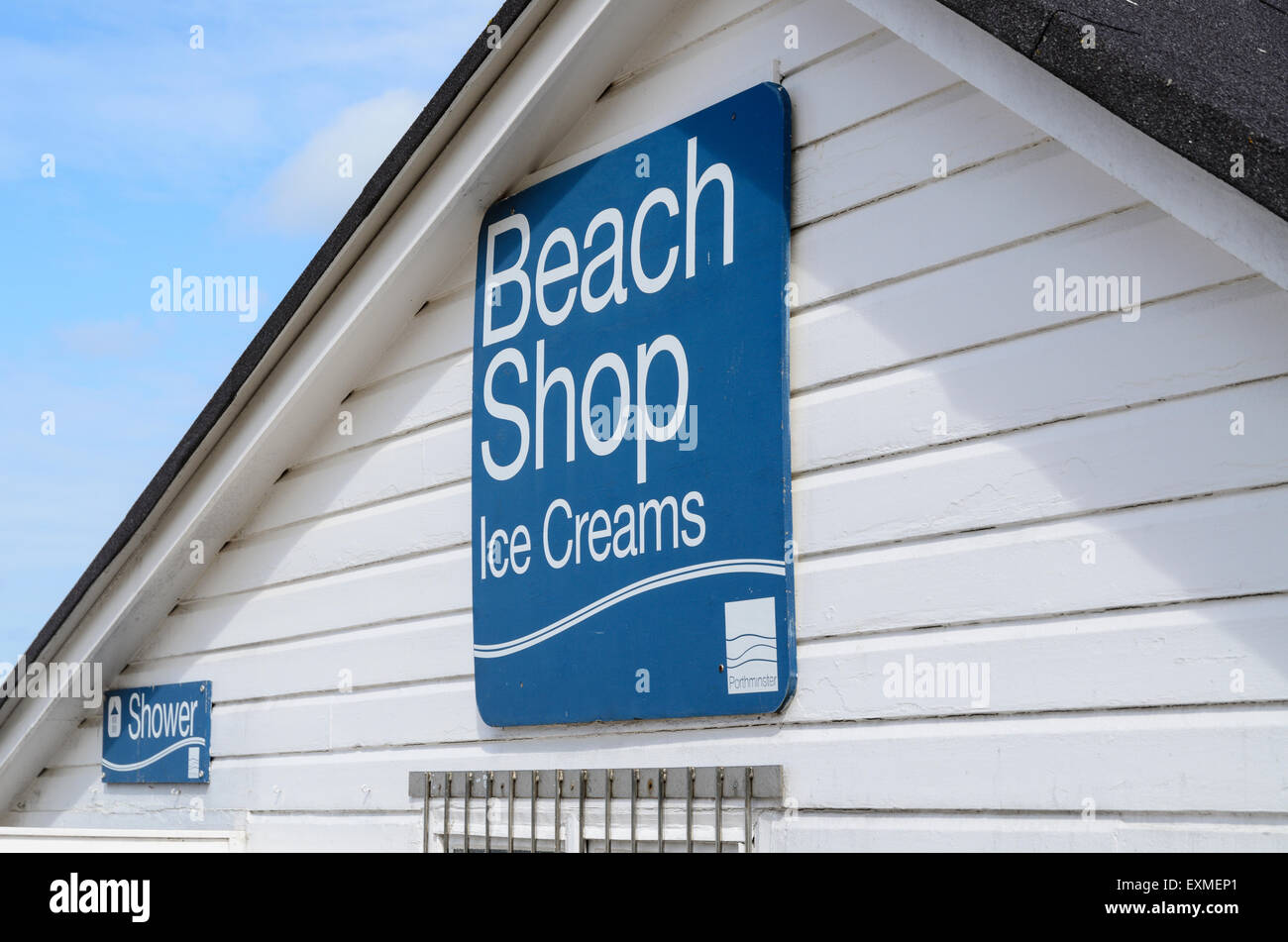 Melden Sie sich für den Strand-Shop unter Porthminster Beach, St. Ives, Cornwall, UK, Eis, Spielzeug und Strand Essentials verkauft. Stockfoto