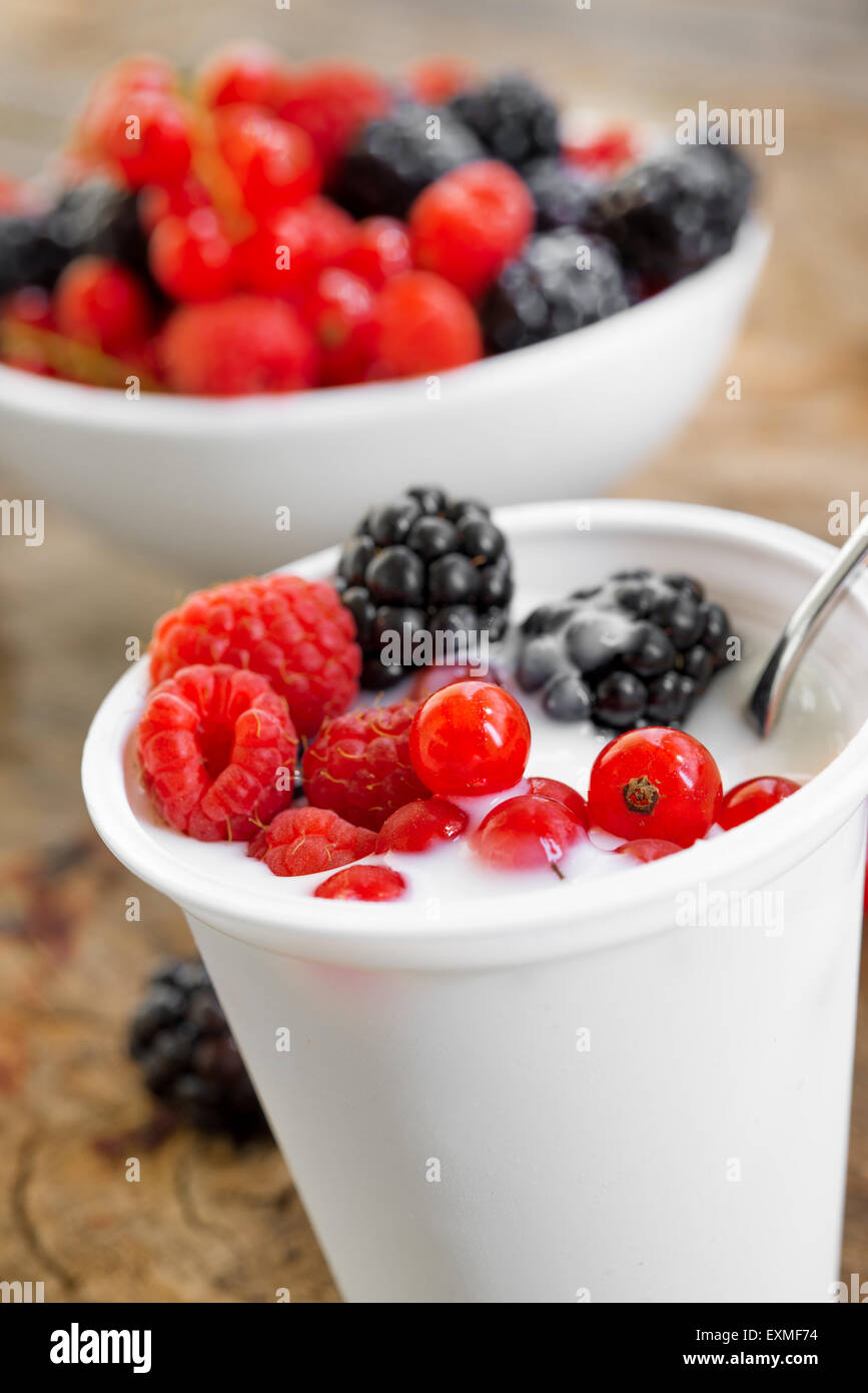 fettarmer Joghurt cremig Waldbeeren-Geschmack Stockfoto