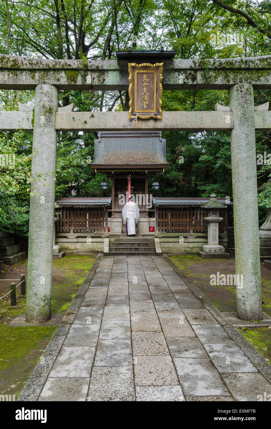 Tempelpriester in Kansai Kitano Tenmangu Schrein, Kyoto, Japan Stockfoto