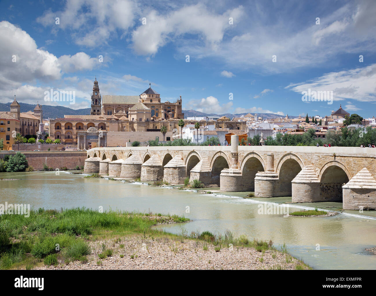 Cordoba - die römische Brücke und die Kathedrale im Hintergrund. Stockfoto