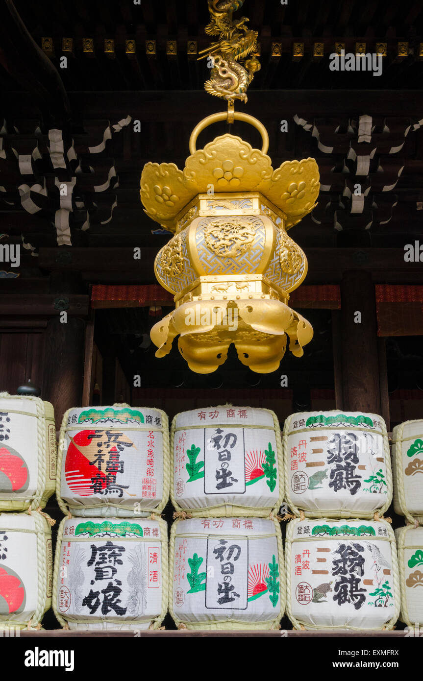 Sake-Fässer Fässer und eine gold dekorative Laterne bei Kitano Tenmangu Schrein, Kyoto, Japan Stockfoto