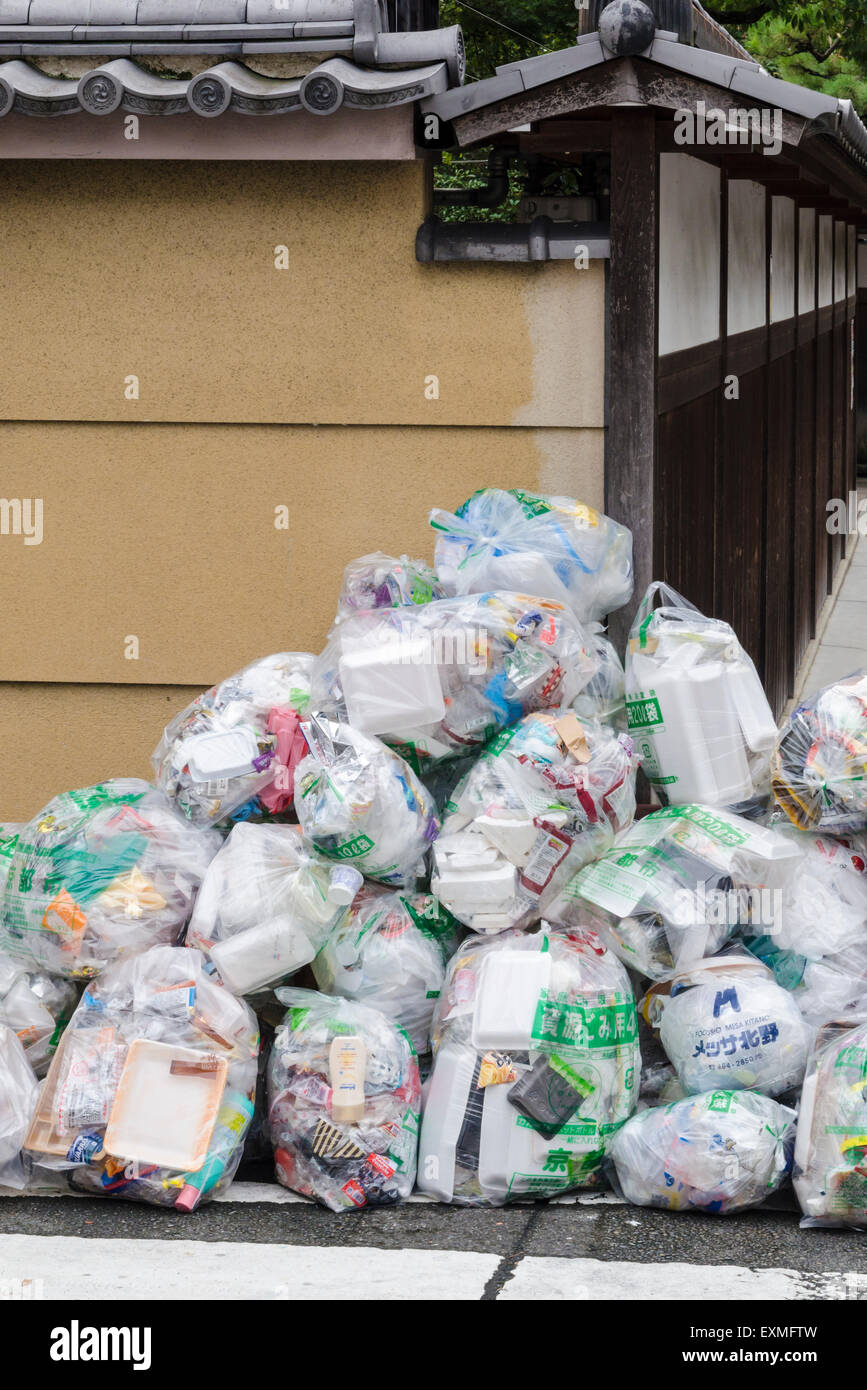 Plastiktüten voller Müll an einer Straßenecke von Kyoto, Kansai, Japan Stockfoto