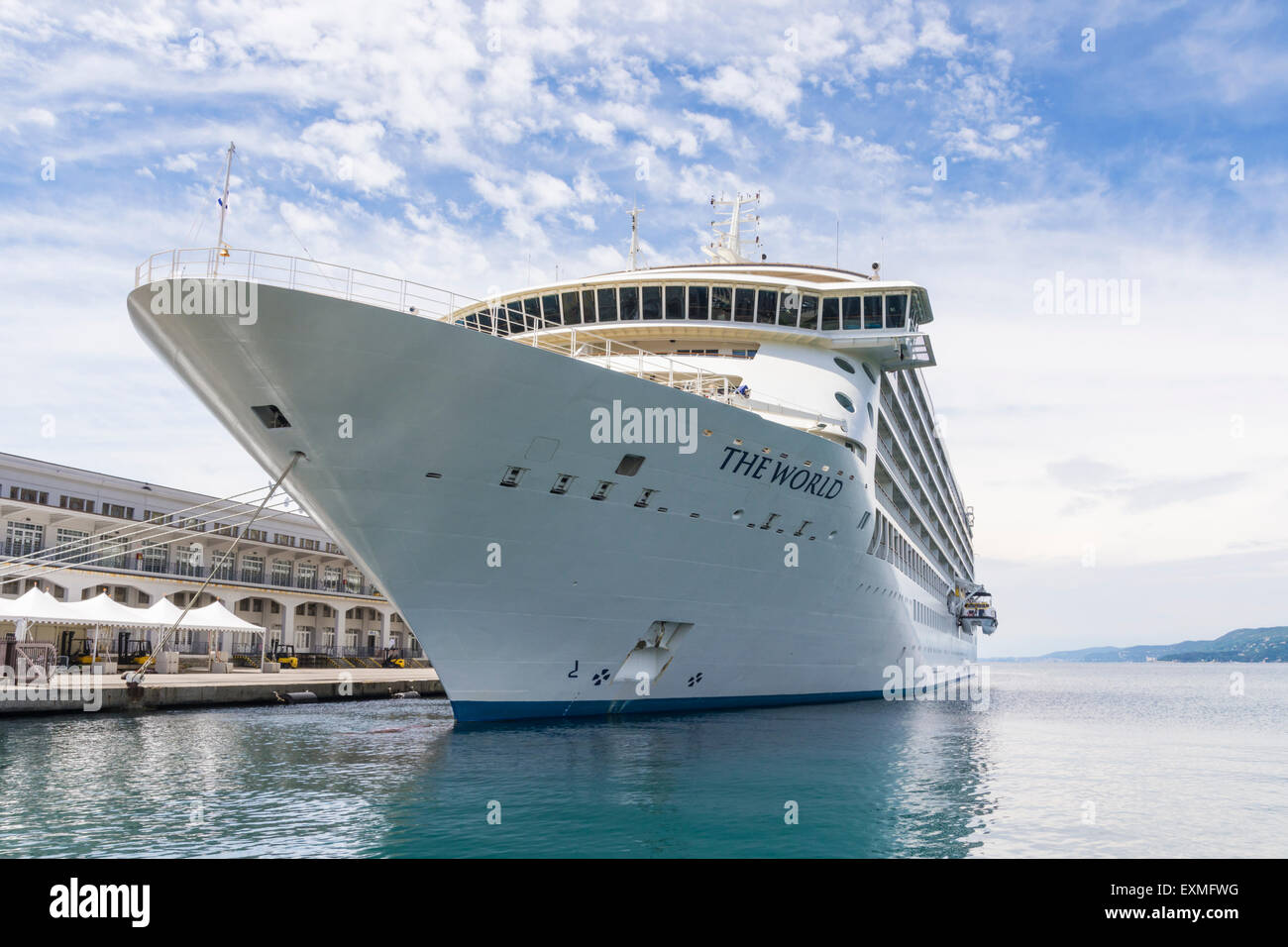 MS The World, ein privat geführtes Kreuzfahrtschiff verankert im Hafen von Triest, Italien Stockfoto