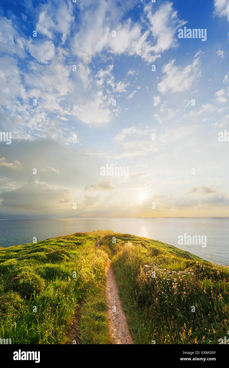 Pfad der Sonne am Meer Stockfoto