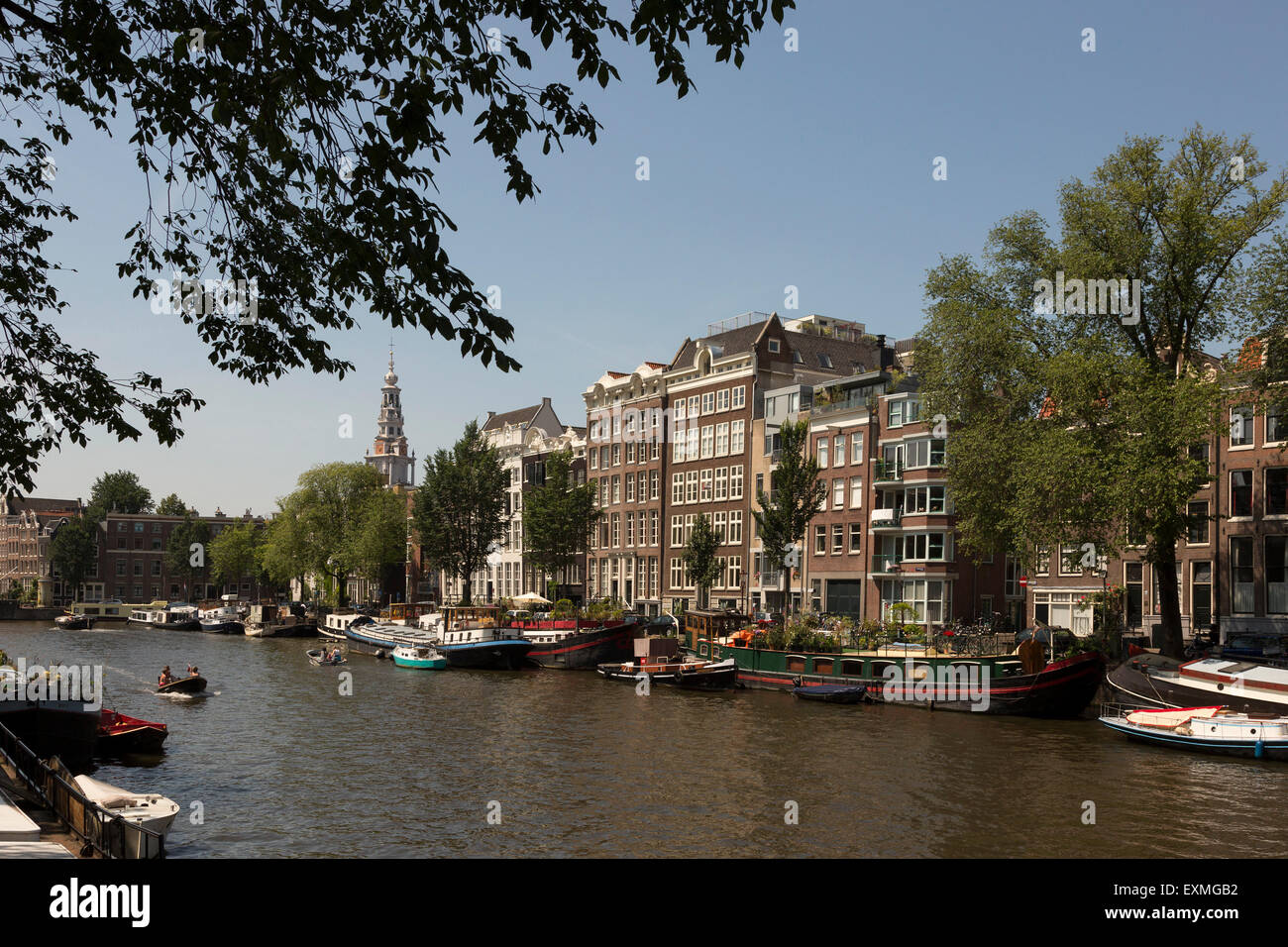 Boote und Gebäude auf Oudeschans oder Oude Schans Kanal oder Gracht in Amsterdam, Nordholland, Niederlande Stockfoto