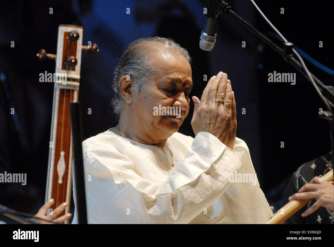 Weltweit renommierte Bansuri (Querflöte) Spieler Pandit Hariprasad Chaurasia führt in Shanmukhananda Hall Mumbai Stockfoto