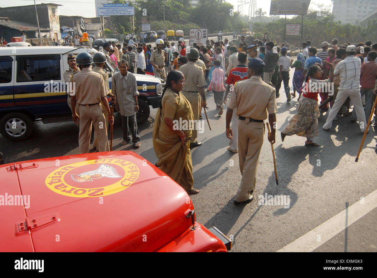 Polizei versuchen, die Situation nach der Dalit Gemeinschaft Resort zu gewaltsamen Protesten zu kontrollieren; Bombay-Mumbai Stockfoto