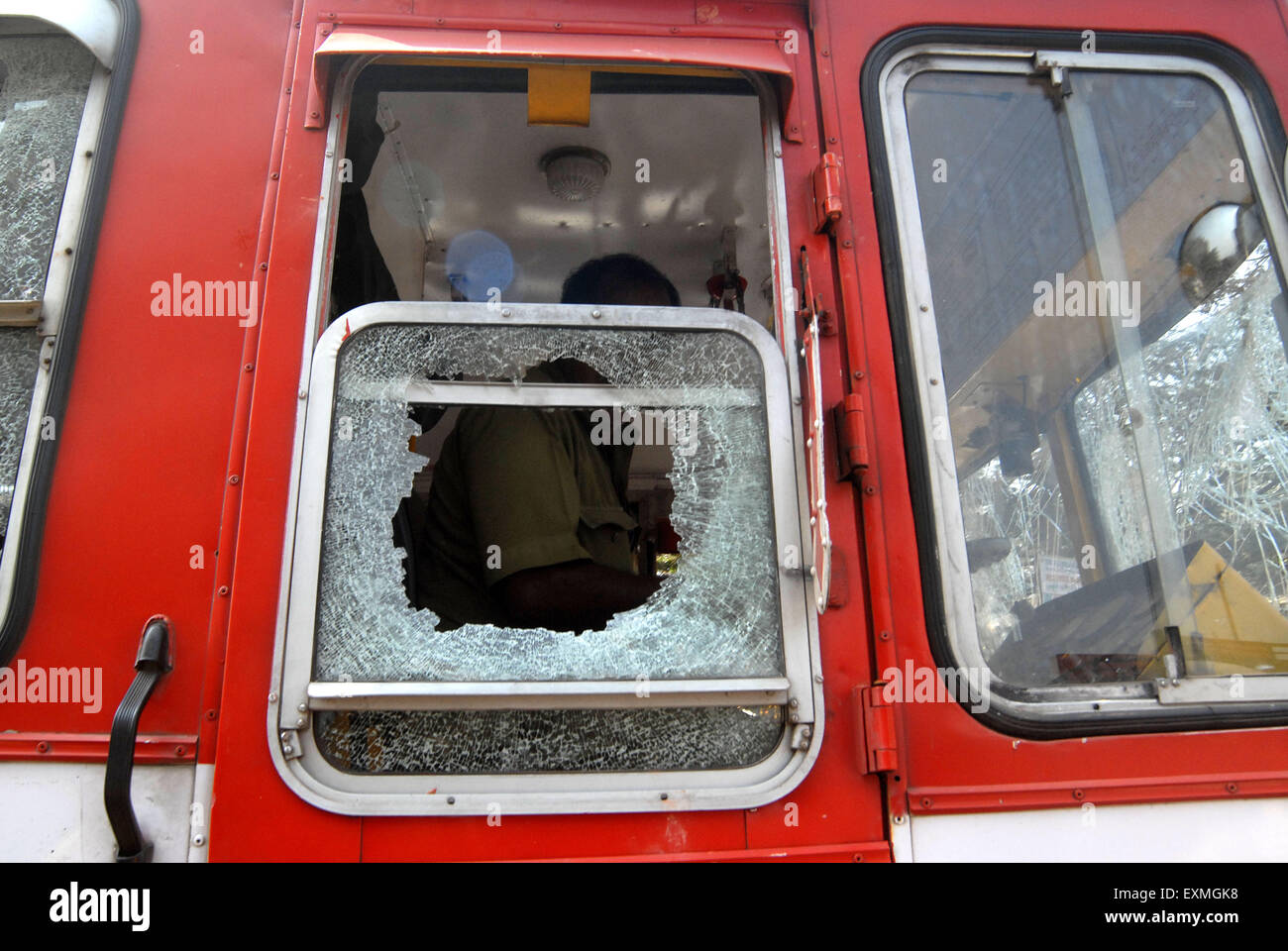 Randalierer brechen und beschädigen die Glasscheibe eines BEST-Busses, nachdem die Dalit-Gemeinde zu gewalttätigen Protesten zurückgekehrt ist Stockfoto