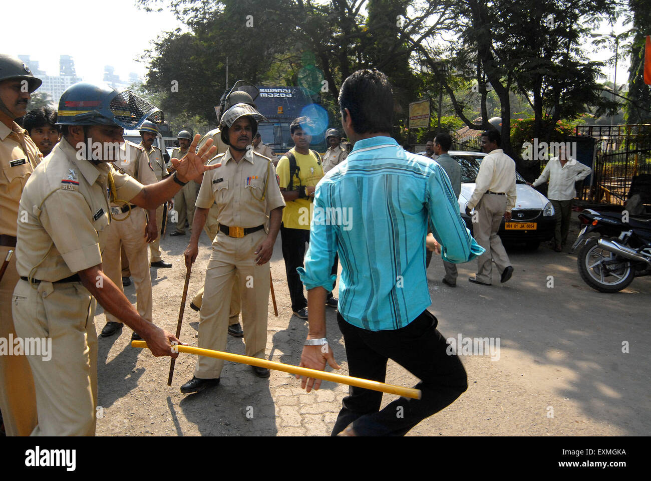 Polizeipersonal berechnen Lathi gegen ein Dalit Randalierer in Bhandup nach der Dalit Gemeinschaft Resort zu gewaltsamen Protesten Mumbai Stockfoto