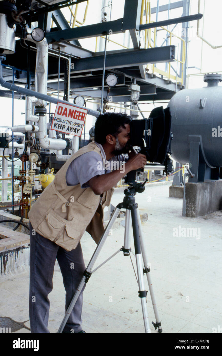 Industriefotograf, der die Fabrik fotografiert Stockfoto