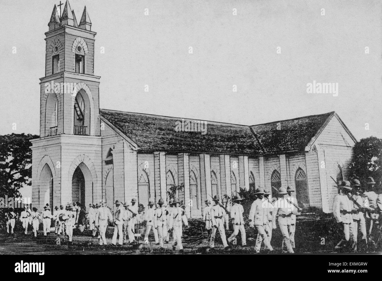 Alter Jahrgang 1900s Bild der britischen Armee an der römisch-katholischen Kirche; Ahmednagar; Maharashtra; Indien Stockfoto