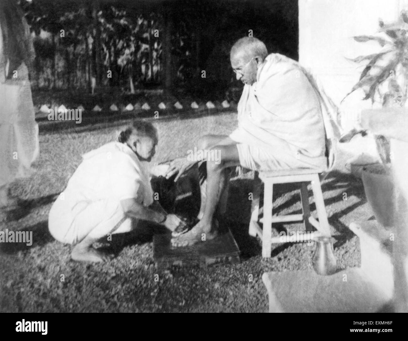 Kasturba Gandhi Mahatma Gandhi Fußwaschung an Ze; 1939; Indien nicht Herr Stockfoto