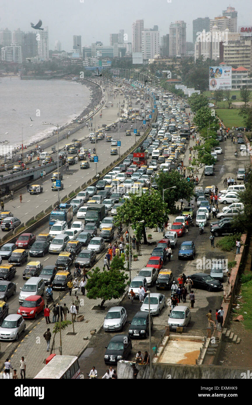 Verkehr gekommen um am Marine Drive während der Siegeszug von zwanzig 20 Team Einhalt zu Gebieten; Bombay Mumbai; Maharashtra; Indien Stockfoto
