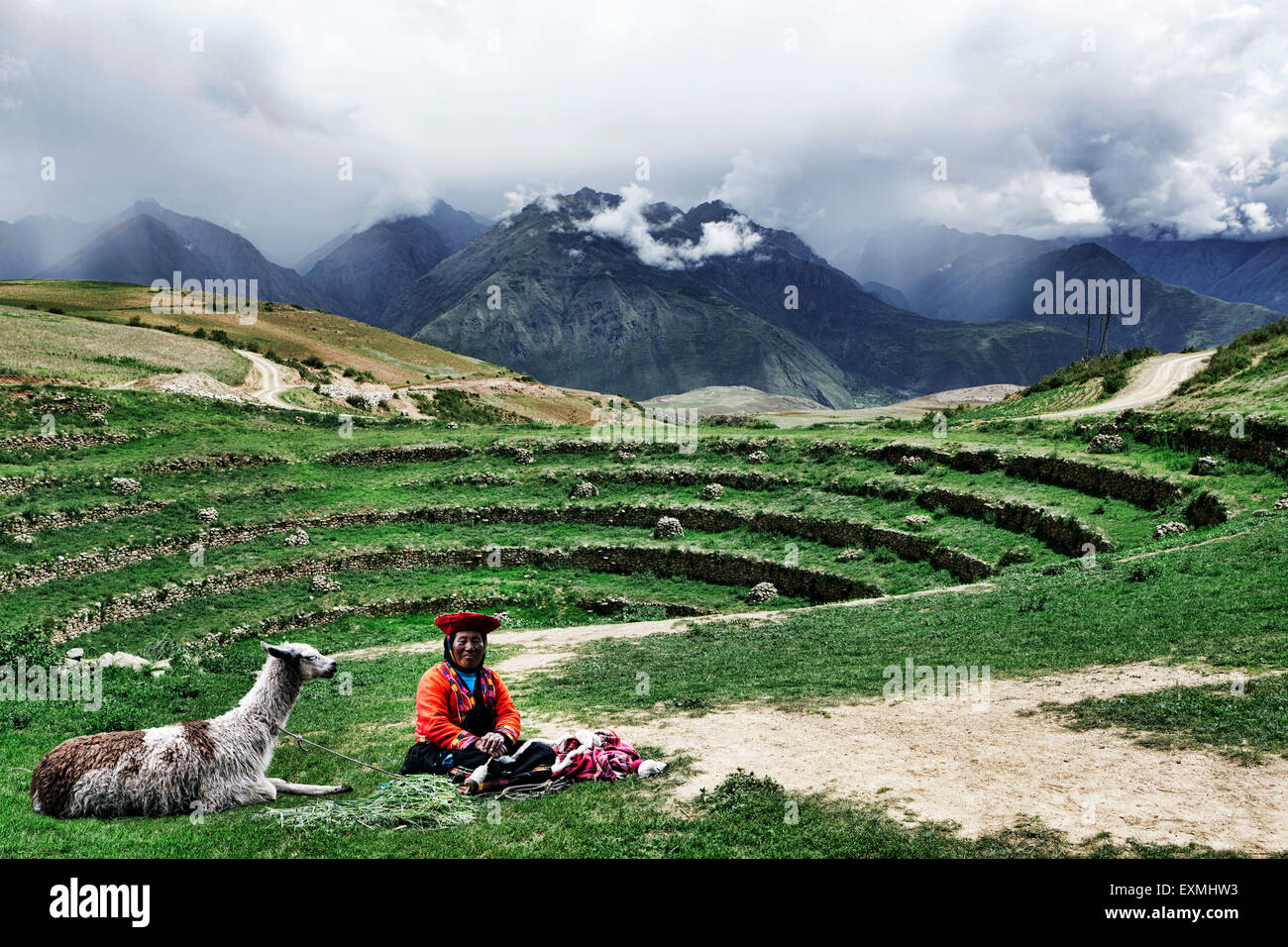 Native Frau verkaufen Kunsthandwerk in Moray landwirtschaftlichen Experiment Station in Peru, Südamerika. Stockfoto