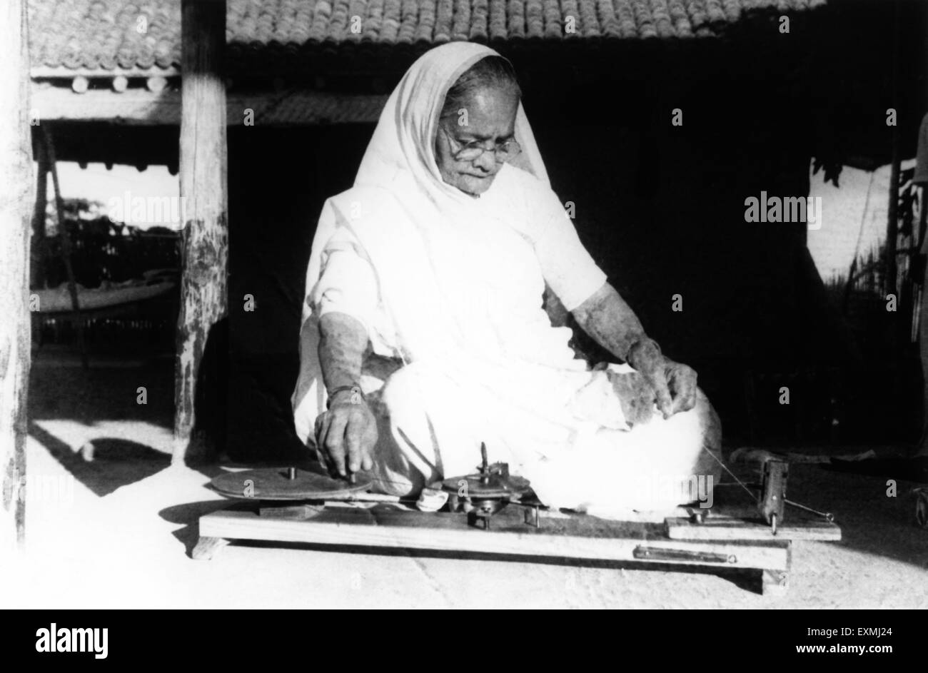 Kasturba Gandhi dreht sich auf Kisan Spinning Wheel, Mahatma Gandhi Ehefrau, Sevagram Ashram, Sewagram, Wardha, Nagpur, Maharashtra, 1940, Indien, Asien, Altes Vintage 1900s Bild Stockfoto