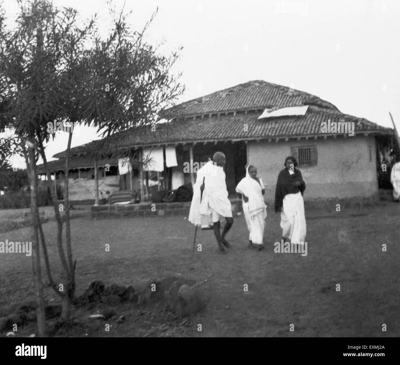 Mahatma Gandhi und Kasturba Gandhi wandern mit Sharda behn vor dem Büro Hütte am Sevagram Ashram in Indien Stockfoto