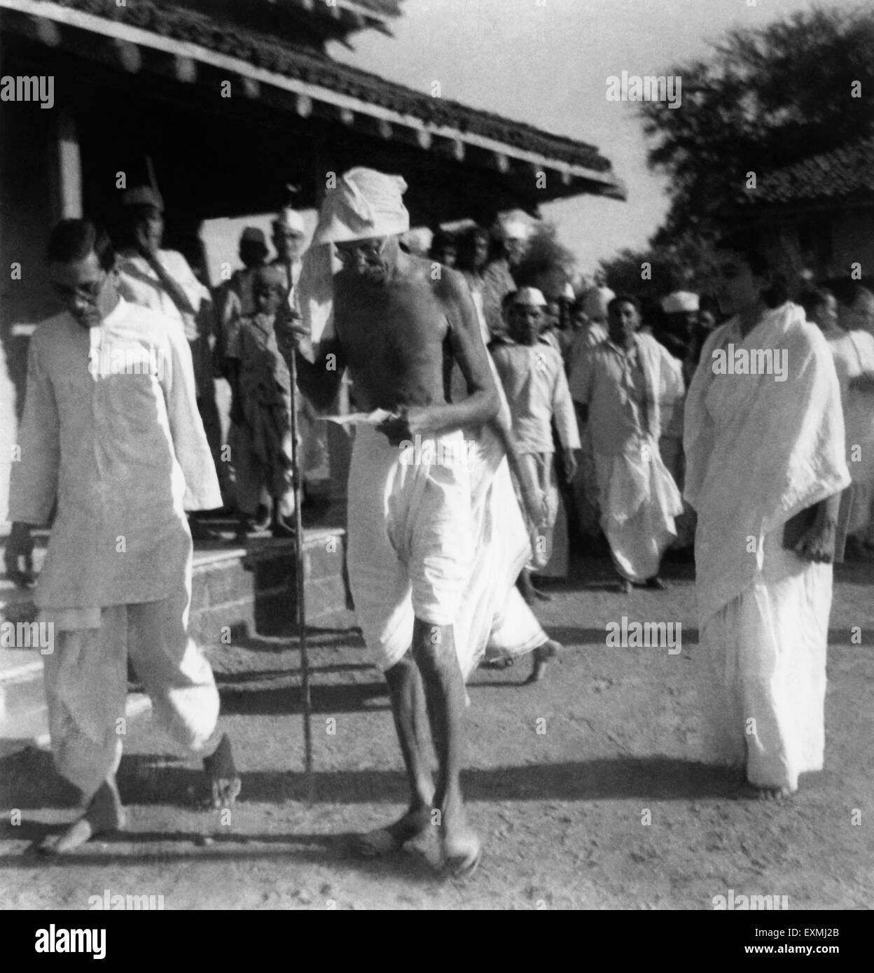 Mahatma Gandhi zu Fuß mit Dhamodar Mundra (Mitarbeiter von Vinoba Bhave) und Sushila Nayar Sevagram Ashram; 1941 NICHT HERR Stockfoto