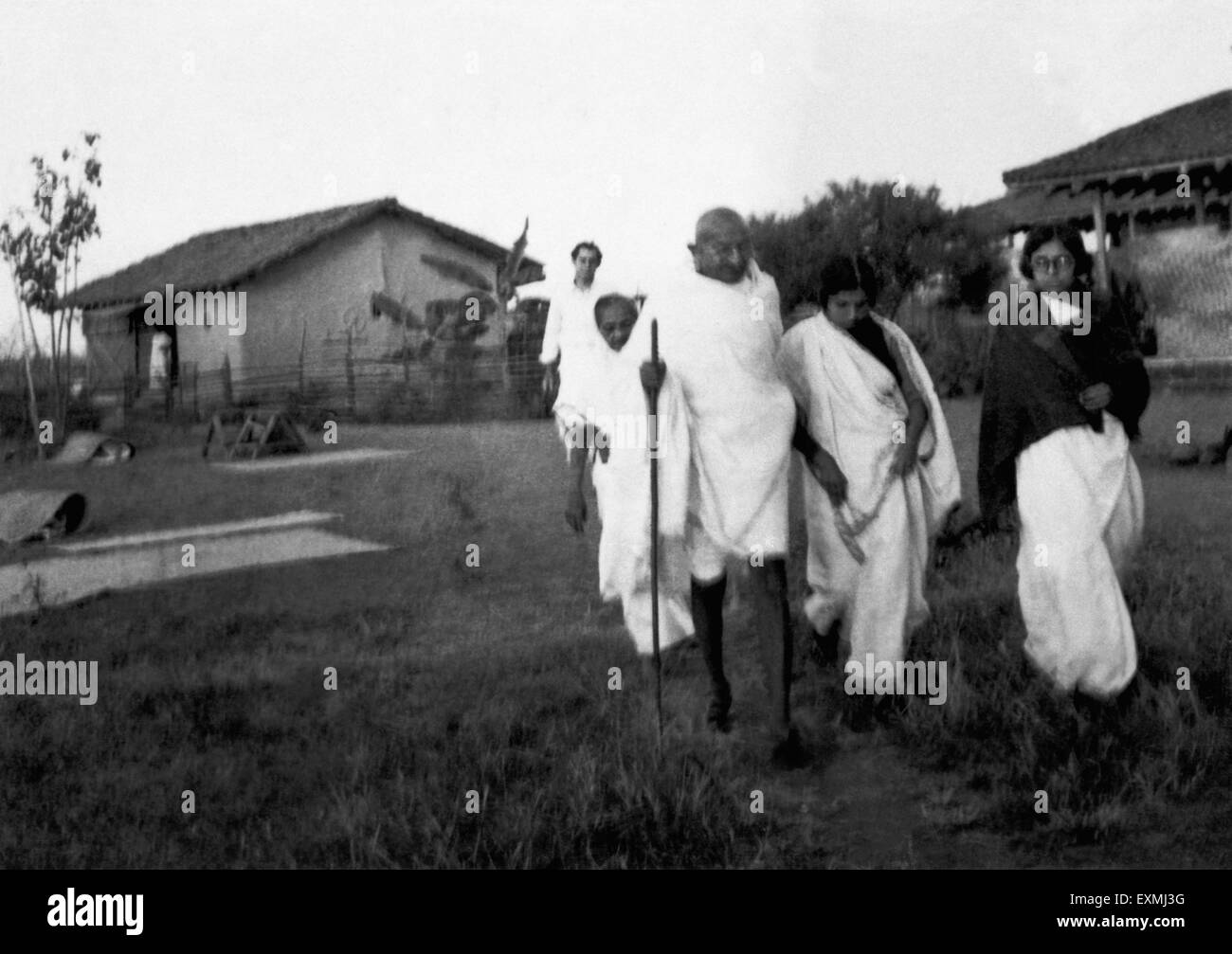 Mahatma Gandhi und andere ashramites Wandern auf dem Campus von Sevagram Ashram in Indien 1938 Stockfoto